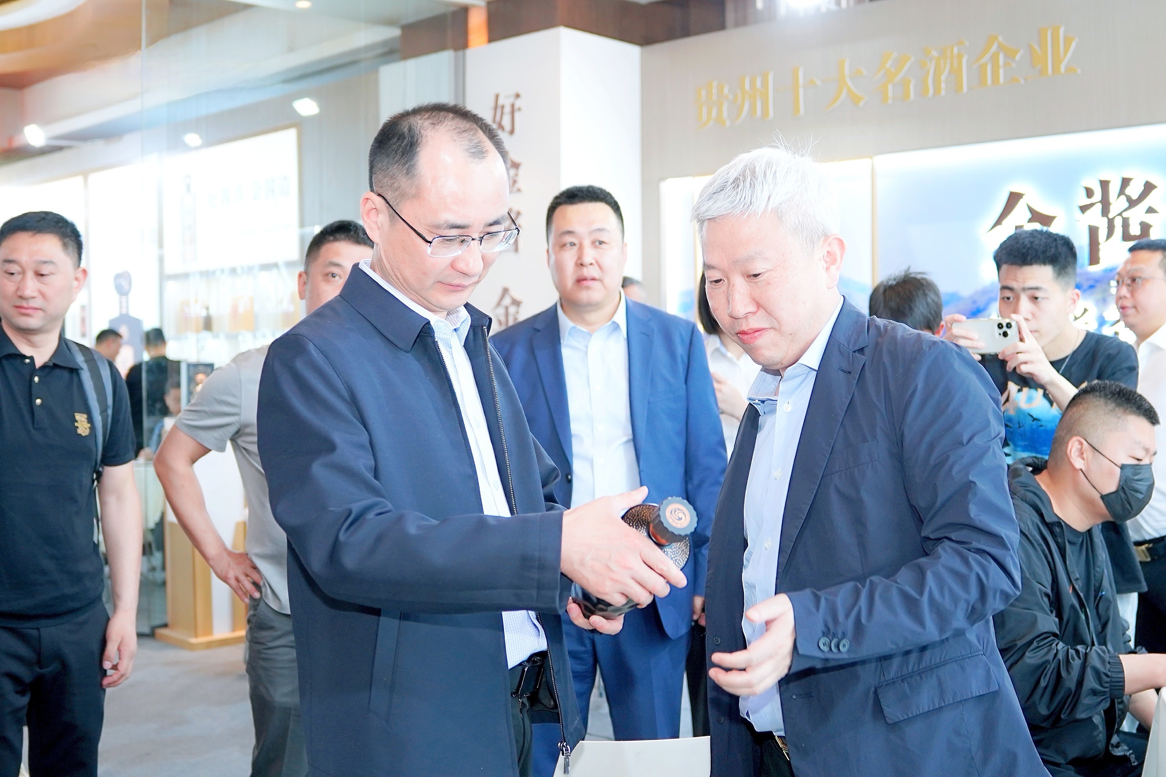 遵义市委常委、仁怀市委书记芦忠于莅临成都糖酒会亲临壹号平台注册链接_壹号平台下载安装信誉至上登录网站展厅进行指导工作